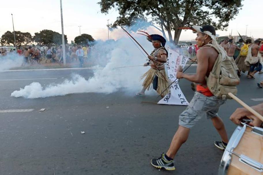 Insieme agli indigeni, i dimostranti contrari alla spesa folle per i Mondiali. Ap